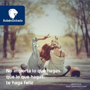 Dos mujeres sentadas en la carretera levantando las manos con mensaje sobre hacer lo que te hace feliz.