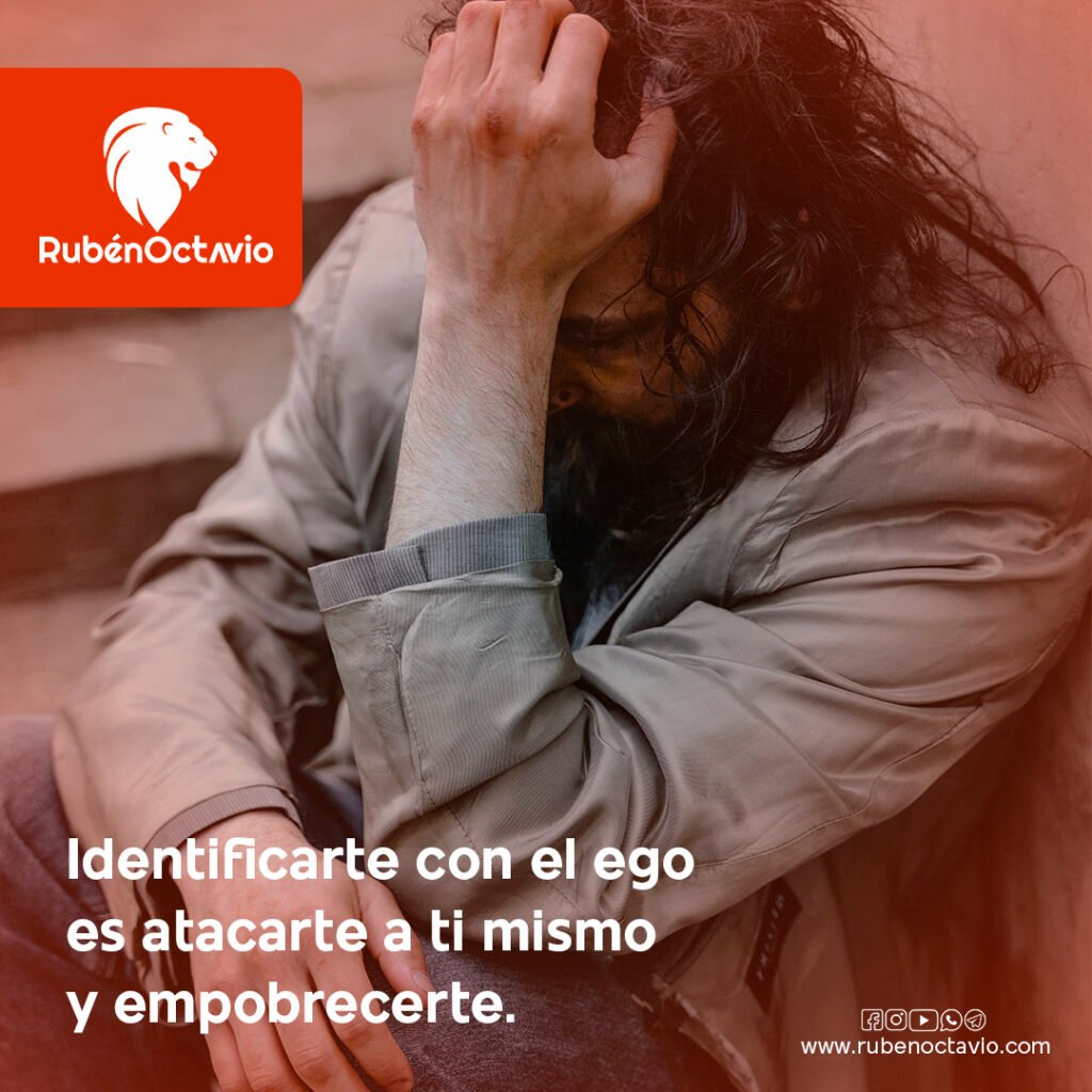 Hombre angustiado sentado con gesto de sufrimiento representando la identificación con el ego.