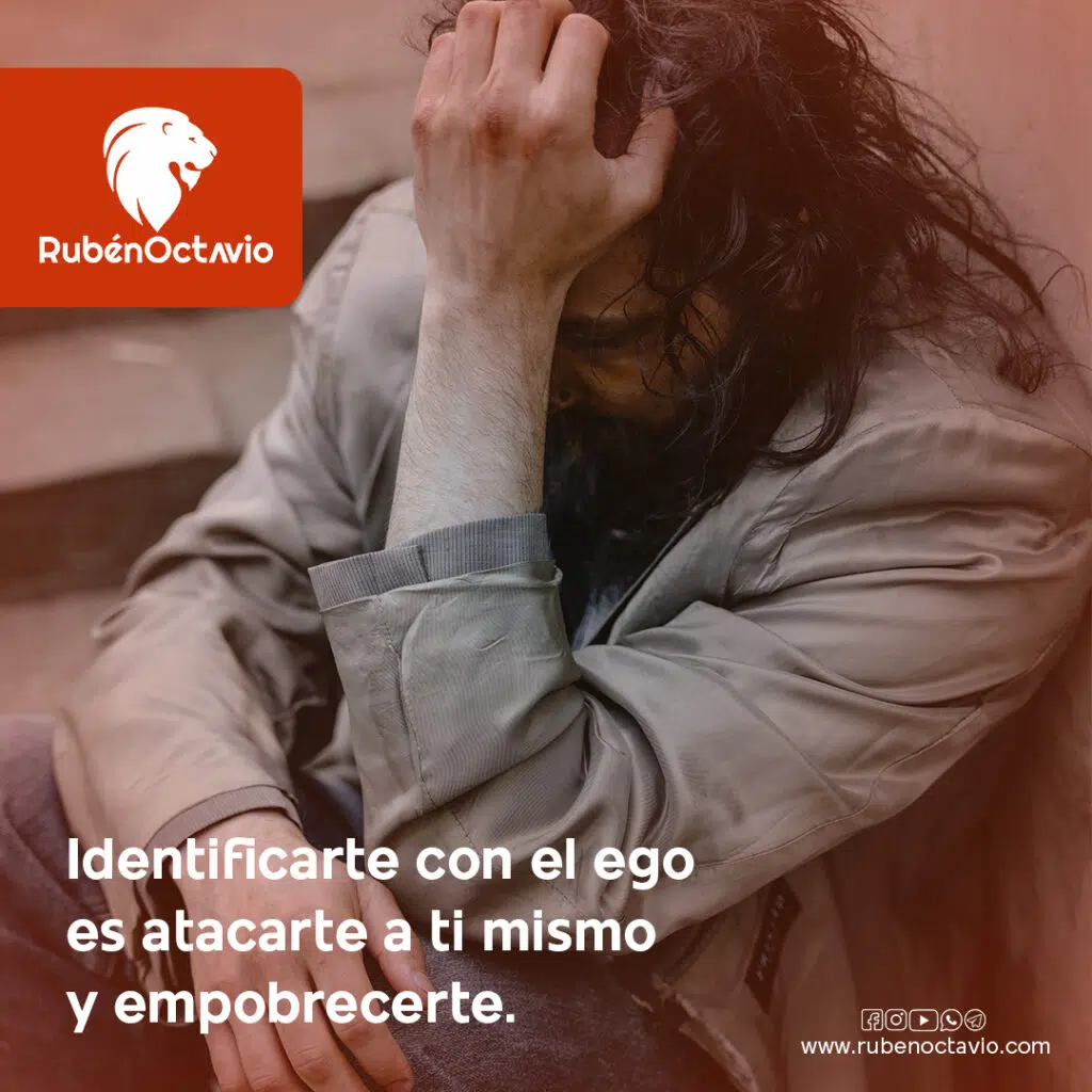 Hombre angustiado sentado con gesto de sufrimiento representando la identificación con el ego.