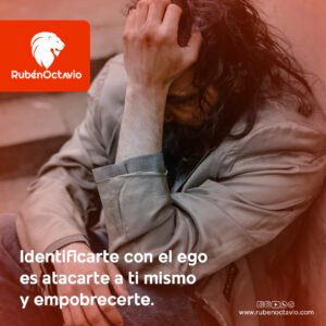 Hombre angustiado sentado con gesto de sufrimiento representando la identificación con el ego.