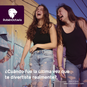 Dos jóvenes riendo y disfrutando un momento de felicidad genuina.