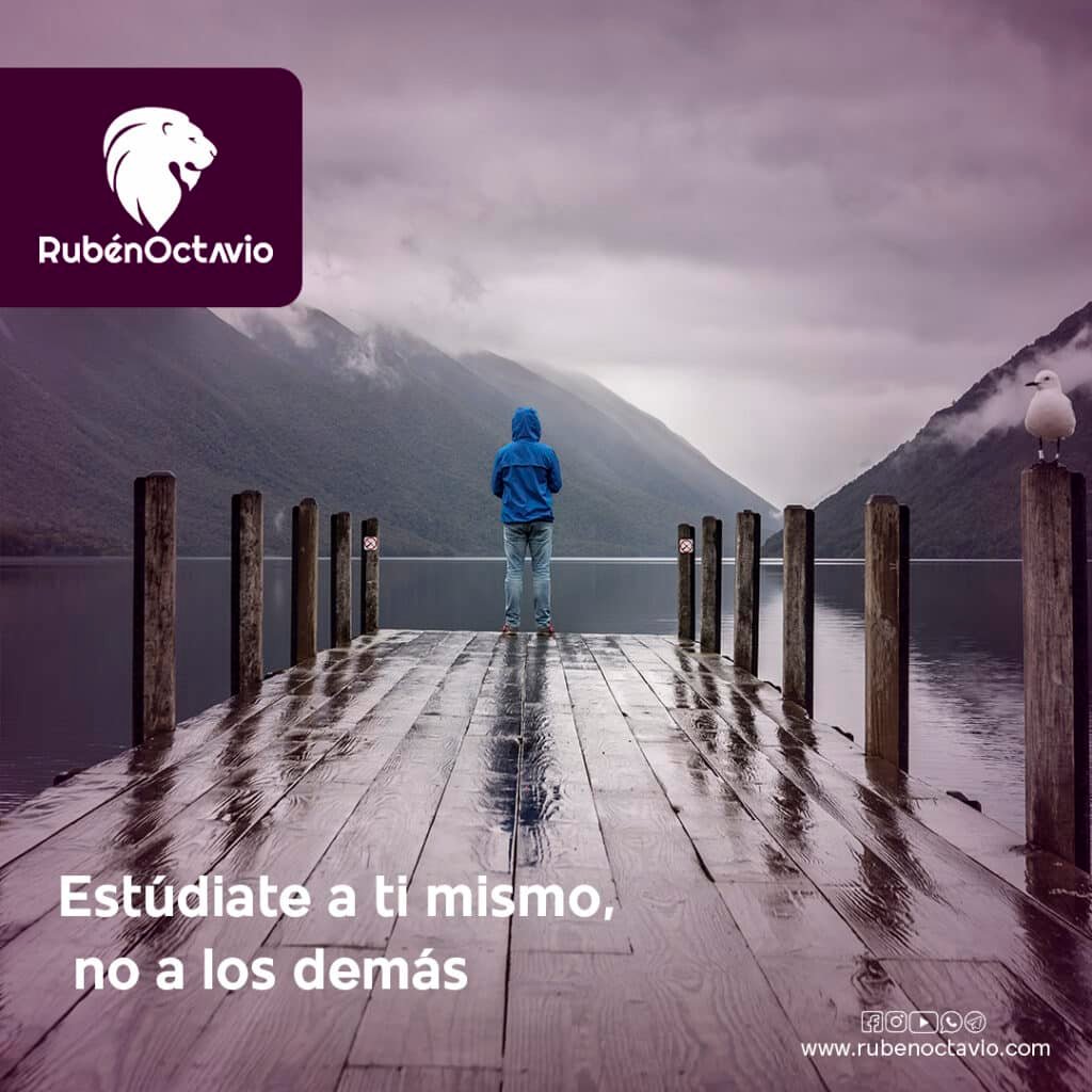 Persona reflexionando en silencio, simbolizando la importancia de enfocarse en el propio proceso interior.
