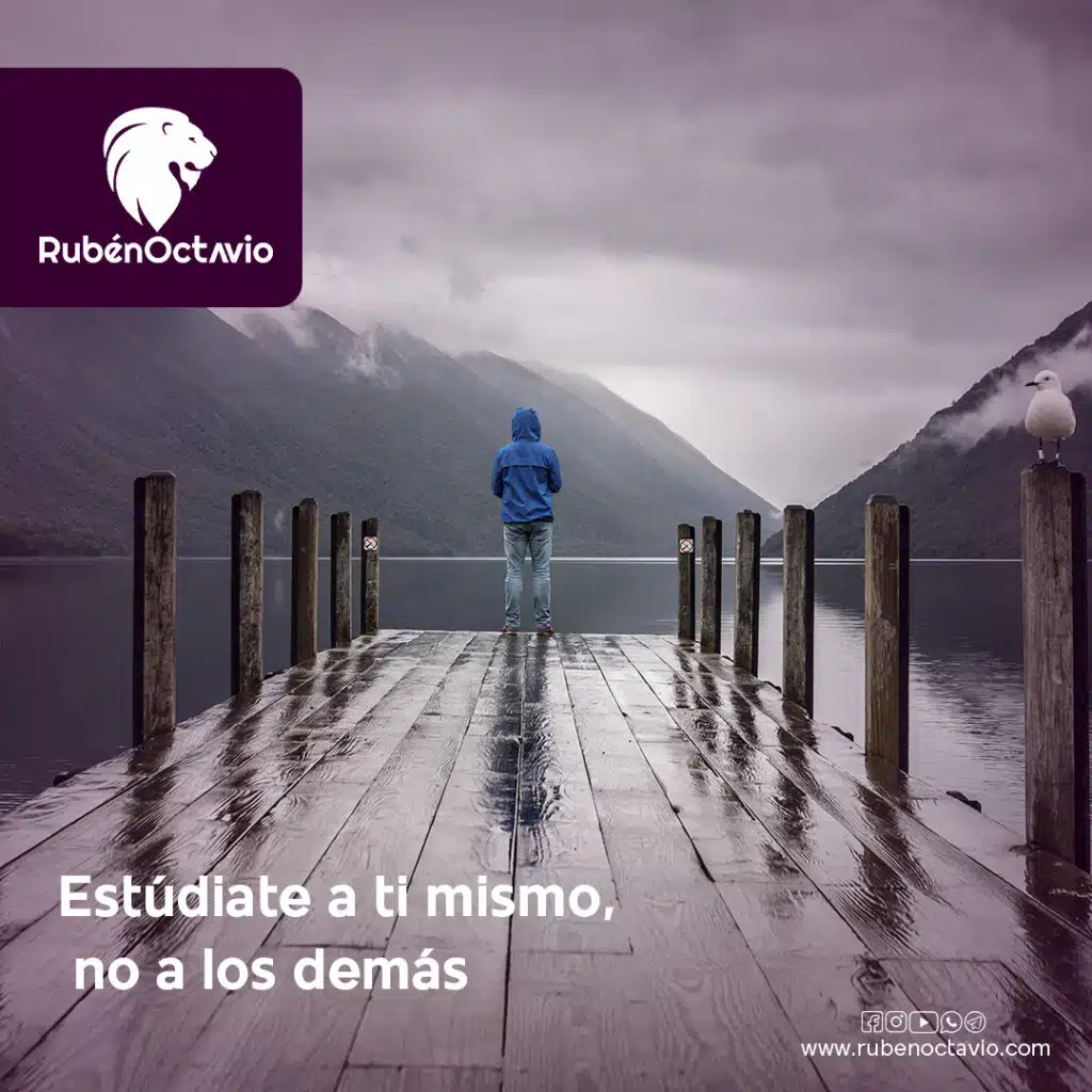 Persona reflexionando en silencio, simbolizando la importancia de enfocarse en el propio proceso interior.