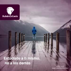 Persona reflexionando en silencio, simbolizando la importancia de enfocarse en el propio proceso interior.