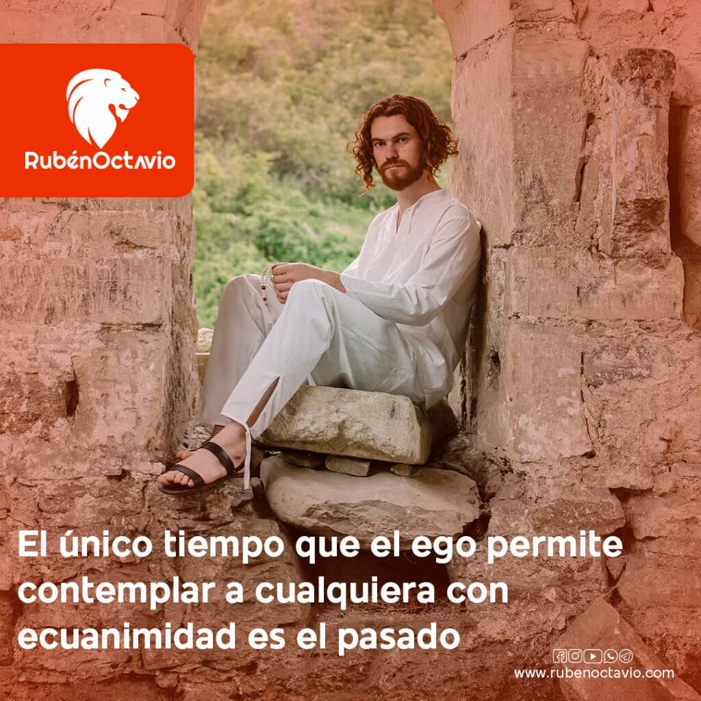 Hombre sentado en un arco antiguo reflexionando sobre el pasado y el ego.