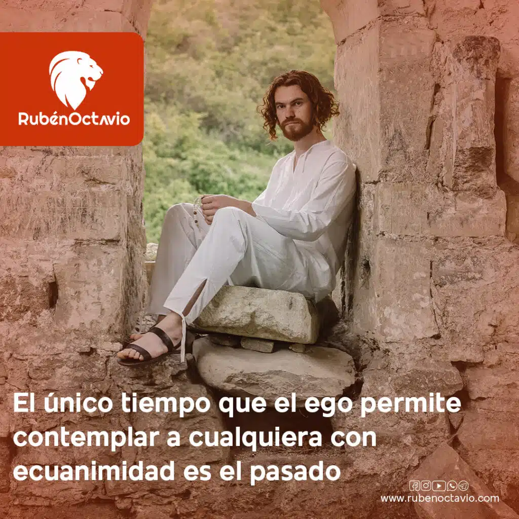 Hombre sentado en un arco antiguo reflexionando sobre el pasado y el ego.