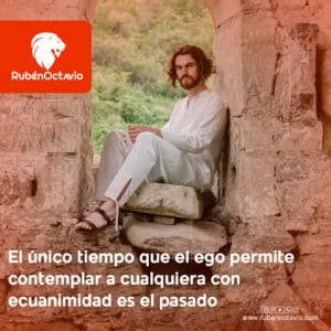 Hombre sentado en un arco antiguo reflexionando sobre el pasado y el ego.