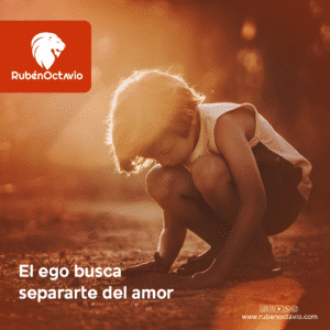 Niño agachado jugando en tierra con luz cálida simbolizando inocencia y amor.