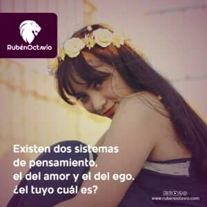 Mujer con corona de flores sonriendo suavemente, simbolizando el pensamiento basado en el amor.