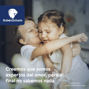 Dos niños abrazándose para ilustrar la pureza del amor verdadero.