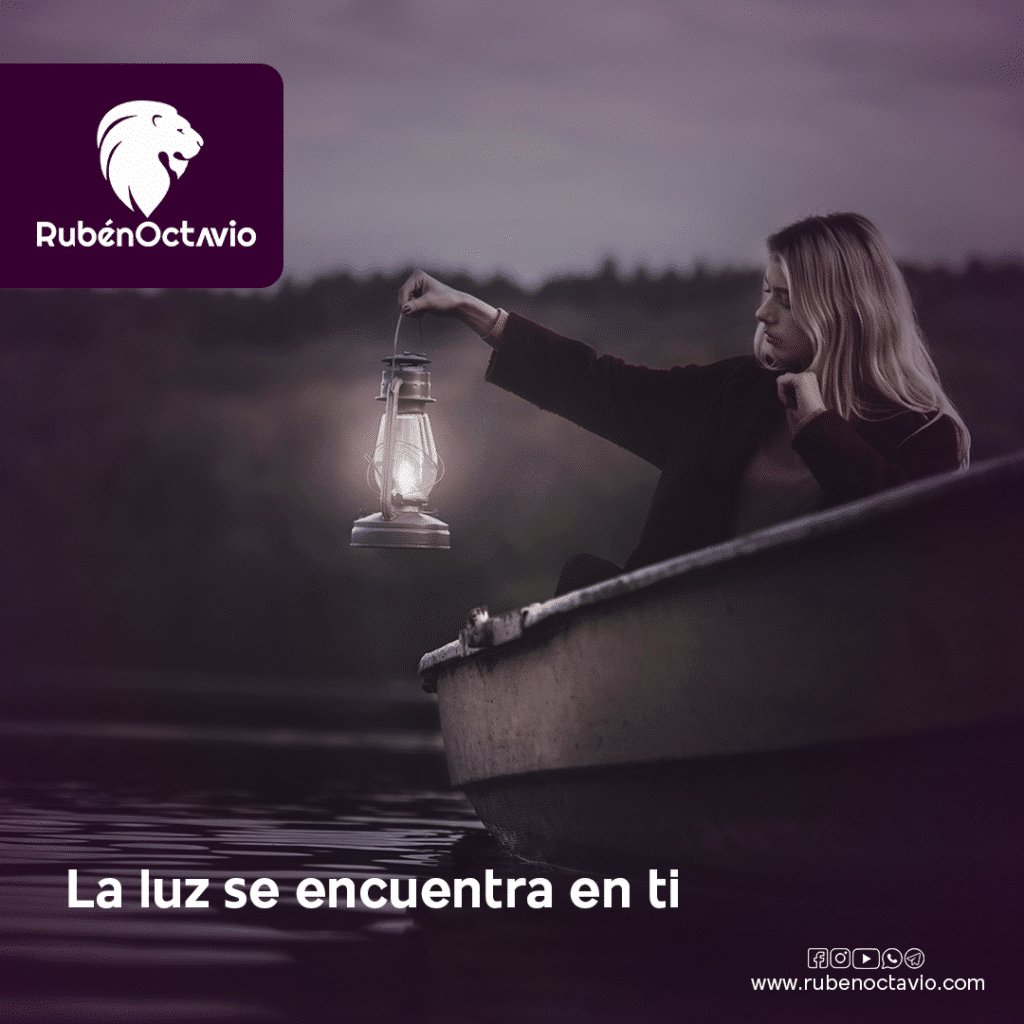 Mujer sosteniendo una lámpara encendida sobre un lago al atardecer.