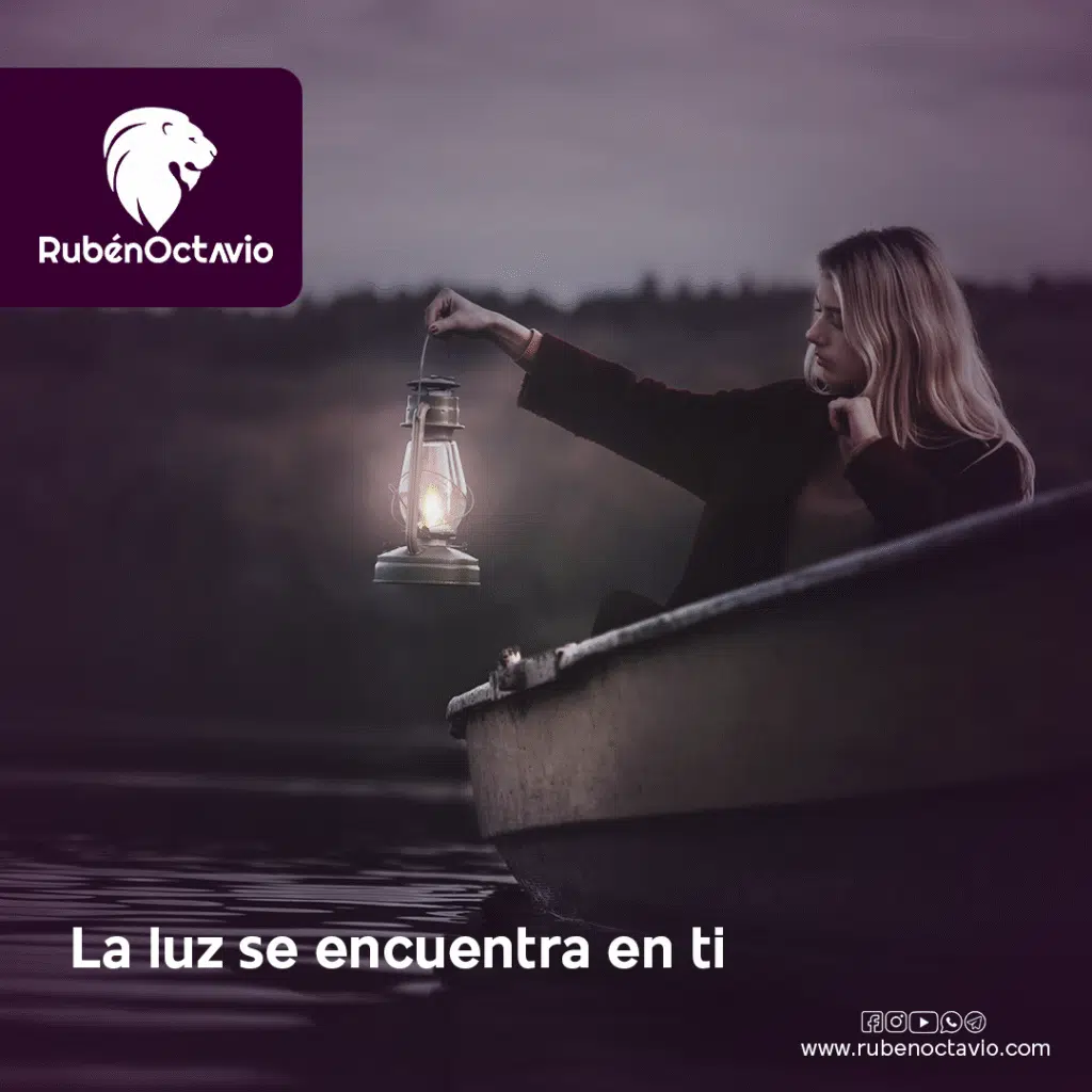 Mujer sosteniendo una lámpara encendida sobre un lago al atardecer.