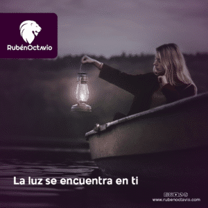 Mujer sosteniendo una lámpara encendida sobre un lago al atardecer.