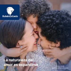 Familia abrazándose con ternura, simbolizando la expansión natural del amor.