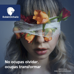 Mujer con los ojos vendados con flores simbolizando transformación interior.