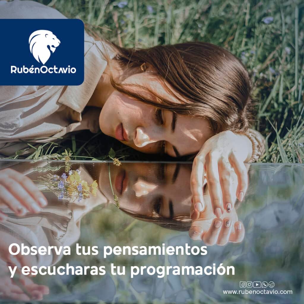 Mujer observando su reflejo en un espejo sobre el césped, simbolizando la observación de los pensamientos y la programación mental.