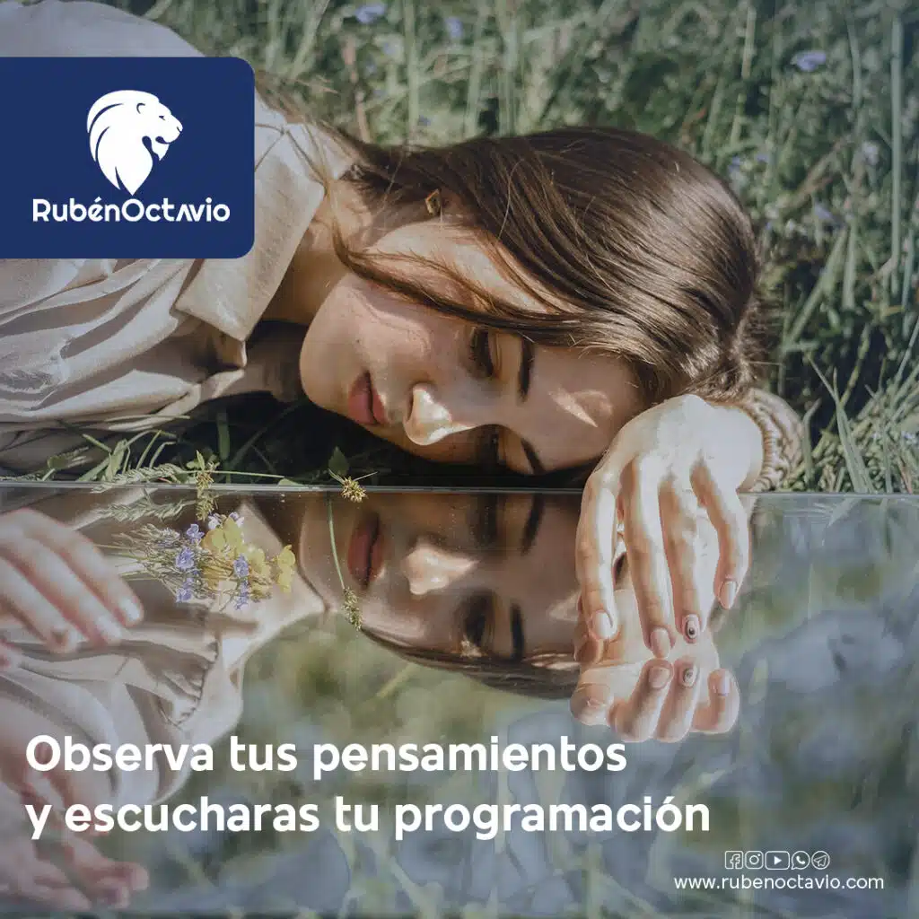 Mujer observando su reflejo en un espejo sobre el césped, simbolizando la observación de los pensamientos y la programación mental.