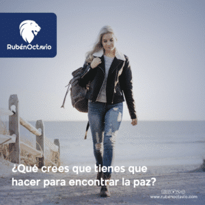 Mujer caminando junto al mar enfocada en encontrar paz interior.