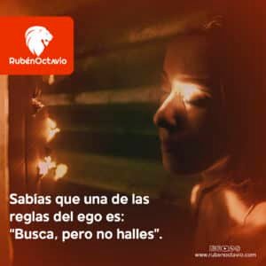 Rostro iluminado por una rendija de luz entre sombras, simbolizando cómo el ego opera oculto.