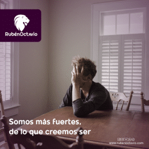 Hombre sentado con gesto de agotamiento simbolizando la búsqueda de fuerza interior.