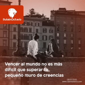 Dos personas conversando sobre un muro que simboliza creencias limitantes.