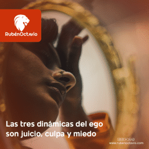 Mujer mirándose en un espejo representando las dinámicas del ego.
