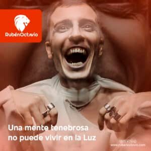 Hombre con expresión intensa en tonos oscuros, simbolizando una mente atrapada en la oscuridad del ego.