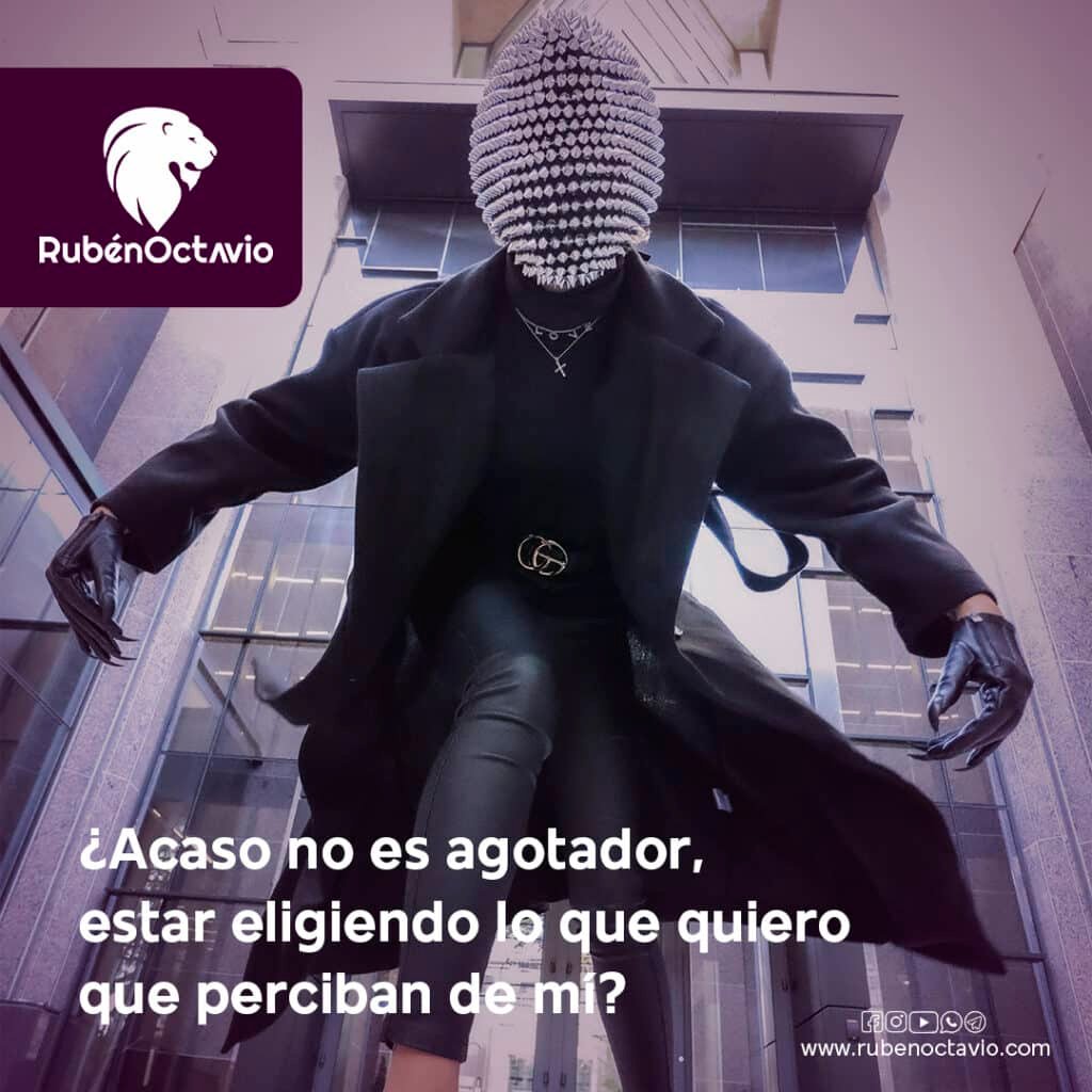 Persona con una máscara cubierta de picos simbolizando la apariencia y las máscaras del ego.