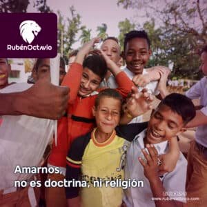 Grupo de niños sonriendo y abrazándose, representando unidad y amor sin doctrinas.