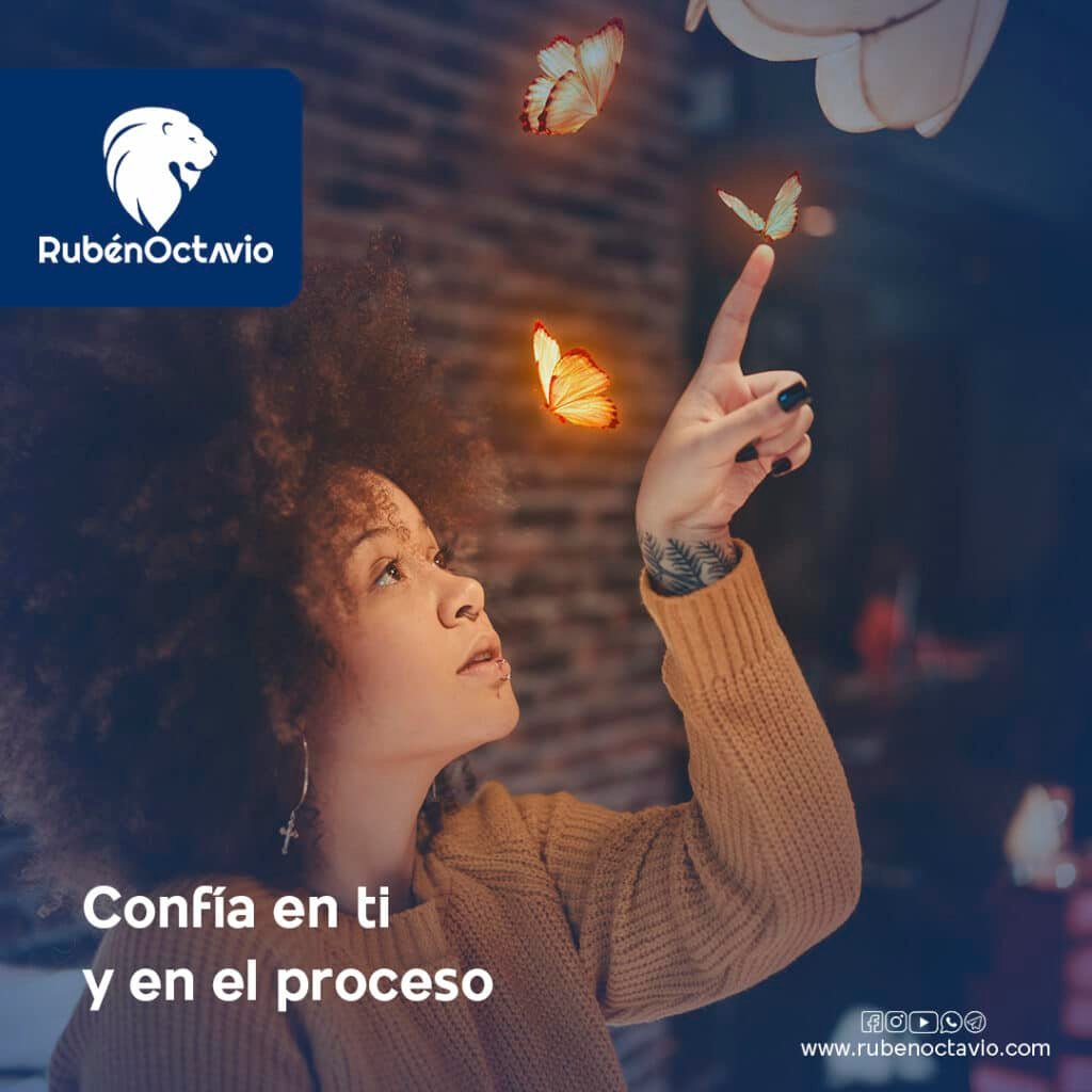 Mujer tocando mariposas luminosas que simbolizan transformación y confianza en el proceso.
