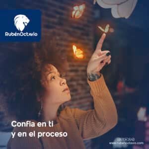 Mujer tocando mariposas luminosas que simbolizan transformación y confianza en el proceso.