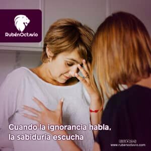 Dos mujeres en una conversación tensa representando el conflicto emocional y la sabiduría al escuchar.