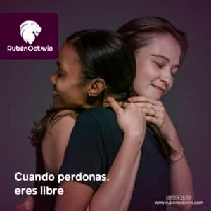 Dos mujeres abrazándose con un mensaje sobre el perdón y la libertad interior.