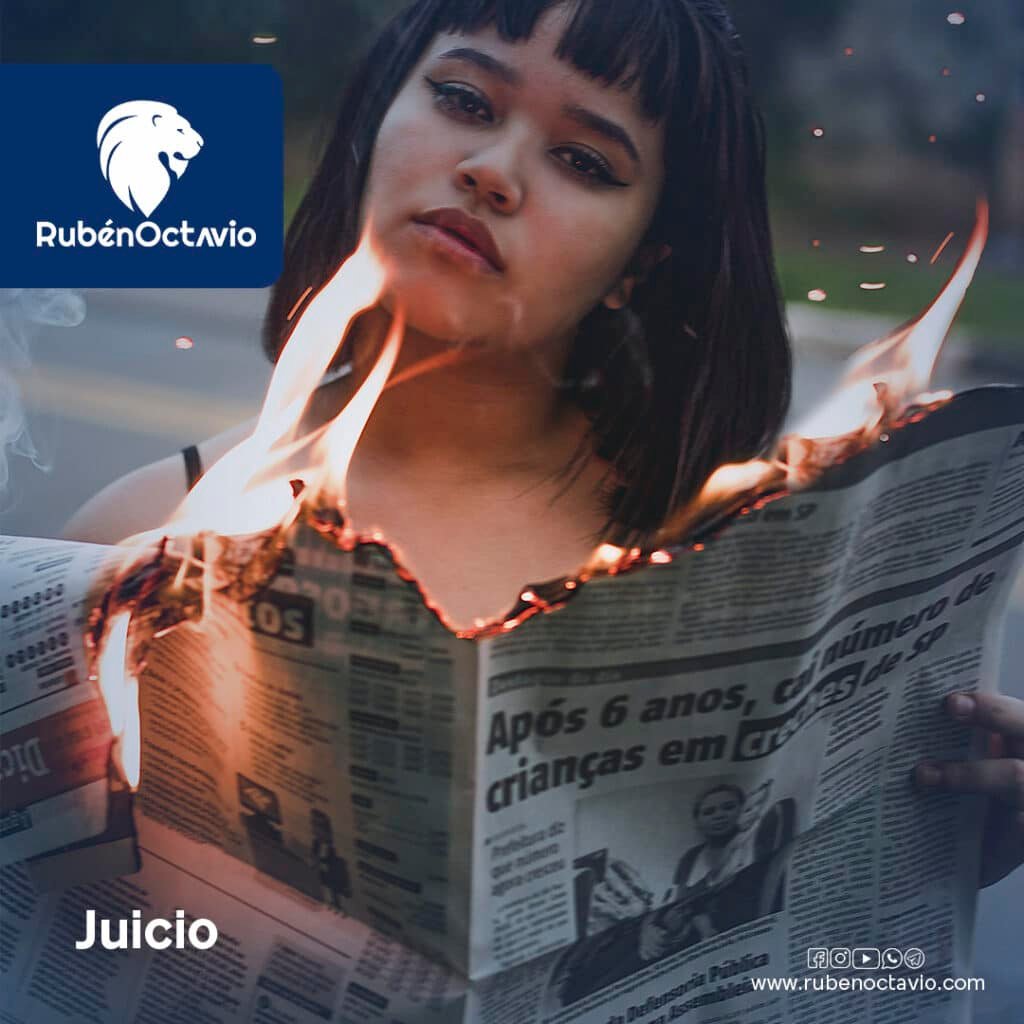 Mujer sosteniendo periódico en llamas con mensaje sobre el juicio y el ego.