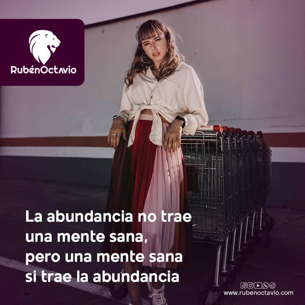 Mujer junto a carritos de supermercado con frase sobre la relación entre mente sana y abundancia.
