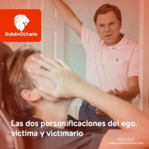 Hombre discutiendo y otra persona cubriéndose el rostro, representando los roles de víctima y victimario del ego