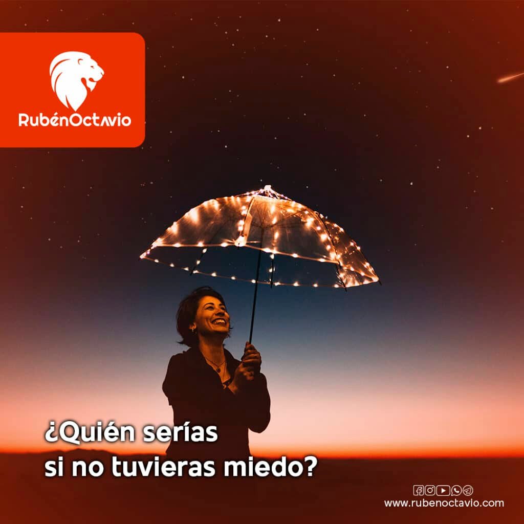 Mujer sonriendo bajo un paraguas iluminado en la noche, simbolizando libertad sin miedo.