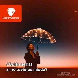 Mujer sonriendo bajo un paraguas iluminado en la noche, simbolizando libertad sin miedo.