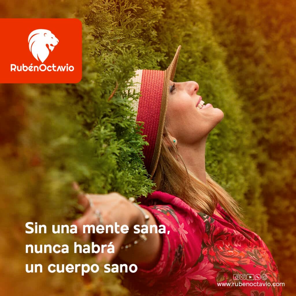 Mujer sonriendo con los brazos abiertos entre naturaleza, simbolizando bienestar y salud integral.