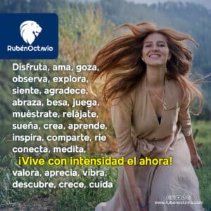 Mujer sonriendo en un campo al viento, simbolizando vivir con intensidad el presente