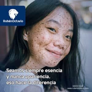 Mujer con pecas sonriendo con naturalidad, representando autenticidad y esencia real.