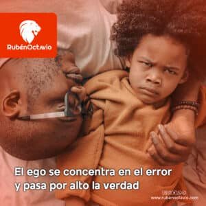 Padre e hijo acostados expresando emociones mientras reflexionan sobre el ego y la verdad