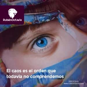 Ojo azul entre colores que simboliza ver orden dentro del caos.