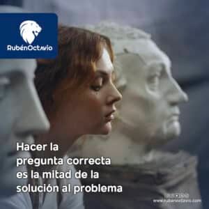 Mujer reflexionando frente a esculturas, simbolizando la importancia de hacerse la pregunta correcta para encontrar soluciones.