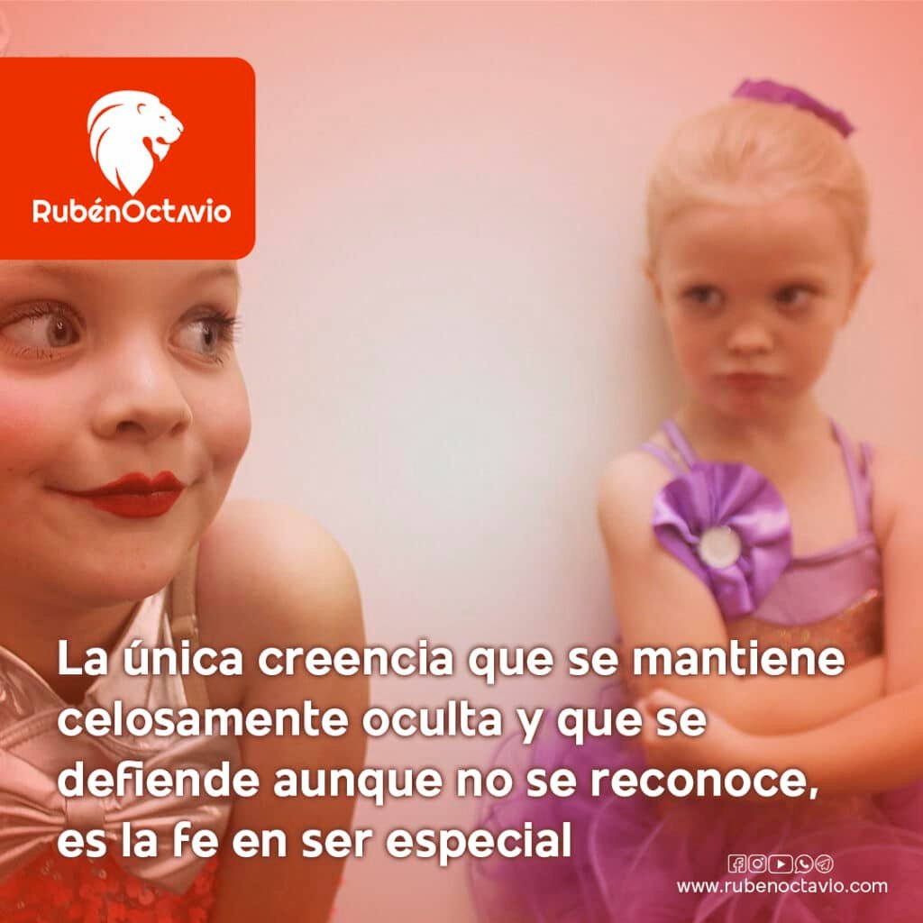 Dos niñas con expresión de celos simbolizando la fe en ser especial.