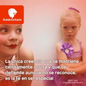 Dos niñas con expresión de celos simbolizando la fe en ser especial.