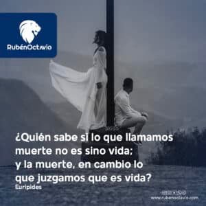 Pareja junto a una cruz en una montaña simbolizando la transición espiritual más allá de la muerte.