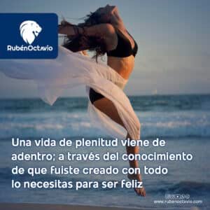 Mujer saltando en la playa con tela blanca simbolizando plenitud interior.