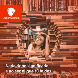 Mujer pensativa en una biblioteca rodeada de libros, simbolizando reflexión sobre los significados internos.