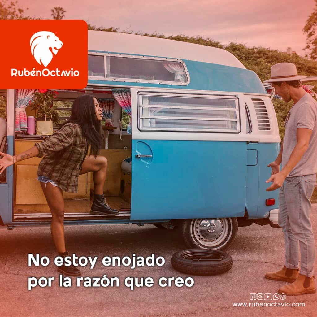 Persona discutiendo junto a una van; reflexión sobre el enojo y su verdadera causa desde el enfoque psicológico y espiritual.